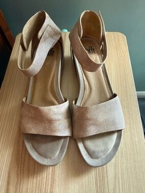 Sofft Women's Sandal in Light Taupe with Ankle Strap